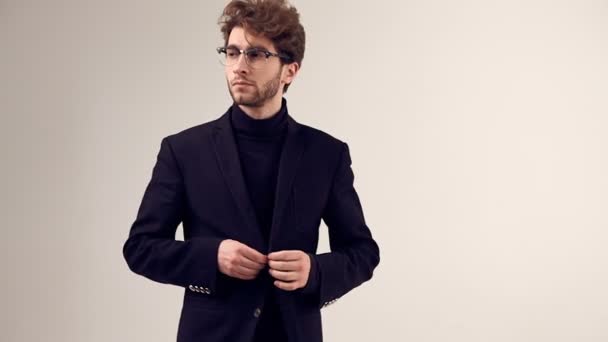 Mode Porträtt Snygg Elegant Man Med Lockigt Hår Iklädd Kostym — Stockvideo