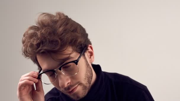 Retrato Moda Homem Elegante Bonito Com Cabelo Encaracolado Vestindo Gola — Vídeo de Stock