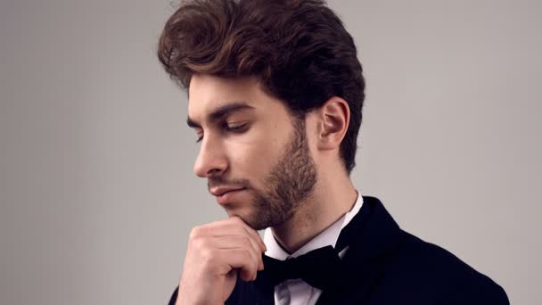 Retrato Moda Hombre Elegante Guapo Con Pelo Rizado Usando Esmoquin — Vídeo de stock