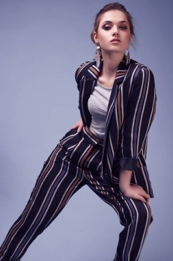 Şehvetli şık sihir kadın moda takım Studio mavi renkli arka plan üzerinde poz portresi