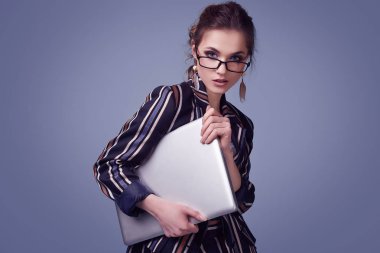 Zarif sihir kadın moda takım elbise ve gözlük renkli mavi arka plan stüdyo poz defter ile şehvetli portresi