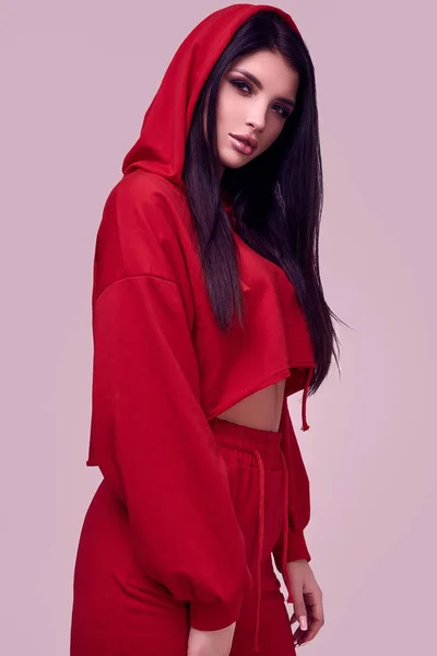 Portrét Nádherná Brunetka Žena Módní Červené Hoodie Pózuje Studio Pozadí — Stock fotografie