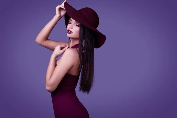 Retrato Mujer Morena Hermosa Elegante Vestido Colorido Sombrero Ancho Aislado — Foto de Stock