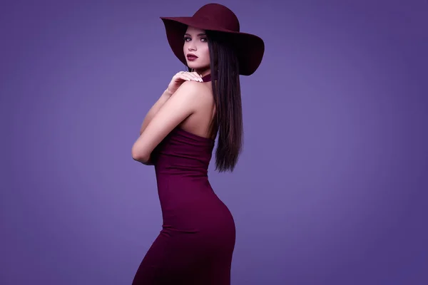 Retrato Mujer Morena Hermosa Elegante Vestido Colorido Sombrero Ancho Aislado — Foto de Stock