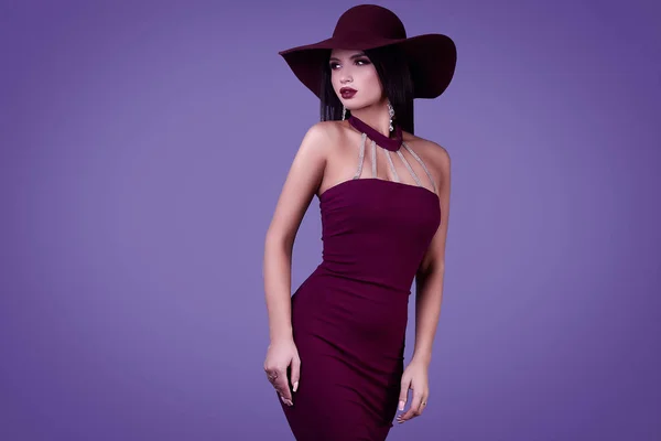 Retrato Mujer Morena Hermosa Elegante Vestido Colorido Sombrero Ancho Aislado — Foto de Stock