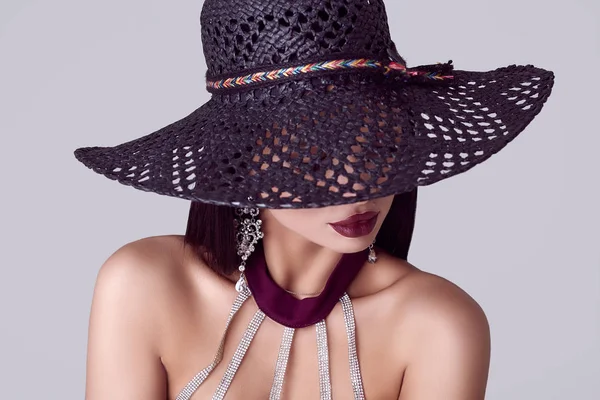 Retrato Mujer Morena Hermosa Elegante Vestido Colorido Sombrero Ancho Aislado — Foto de Stock