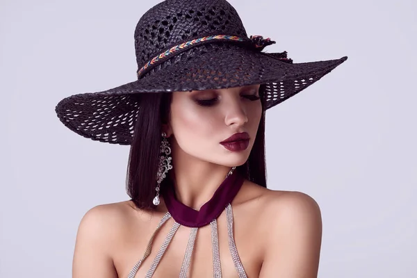 Retrato Mujer Morena Hermosa Elegante Vestido Colorido Sombrero Ancho Aislado — Foto de Stock