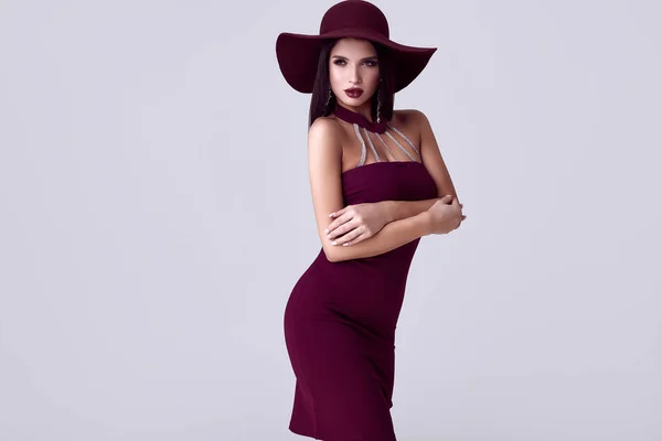 Retrato Mujer Morena Hermosa Elegante Vestido Colorido Sombrero Ancho Aislado — Foto de Stock