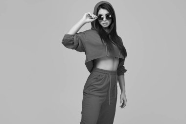 Moda kırmızı hoodie studio arka plan üzerinde poz güzel esmer kadın portresi