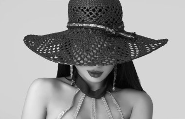 Renkli elbise ve geniş şapka Studio beyaz arka plan üzerinde izole zarif güzel esmer kadın portresi