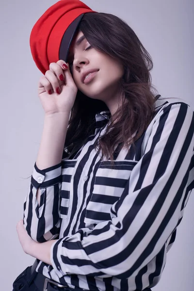 Πορτρέτο Της Μόδας Φορώντας Ένα Ριγέ Μπλούζα Και Κόκκινο Καπέλο — Φωτογραφία Αρχείου