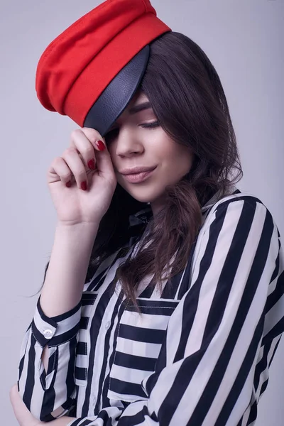 Retrato Moda Mulher Morena Vestindo Uma Blusa Listrada Chapéu Vermelho — Fotografia de Stock