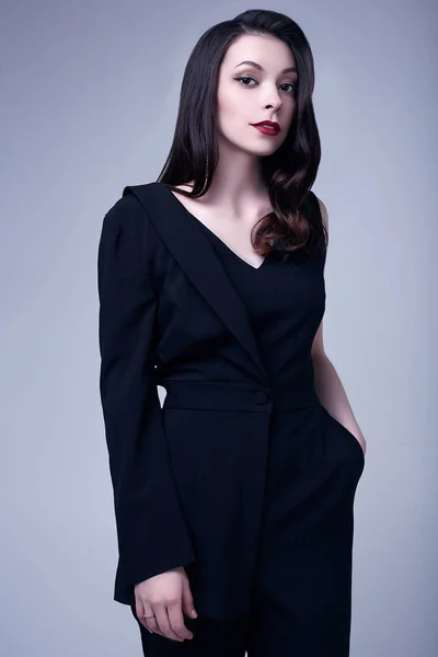 Mode Portret Van Elegante Gotische Brunette Vrouw Met Rode Lippen — Stockfoto