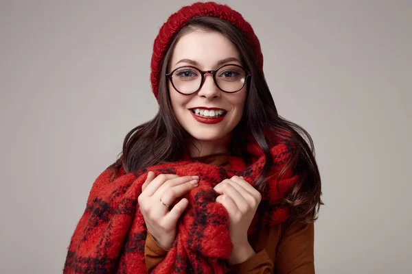 Portrait Mode Belle Femme Brune Pull Lunettes Chapeau Rouge Avec — Photo