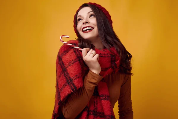 Portrait Belle Femme Brune Chapeau Rouge Avec Grande Écharpe Tricotée — Photo