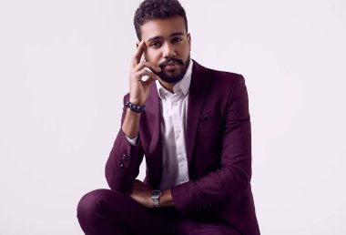 Vahşi Afrika kökenli Amerikalı genç erkek ile resmi moda takım elbise modeli