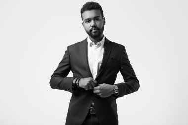 Vahşi Afrika kökenli Amerikalı genç erkek ile resmi moda takım elbise modeli