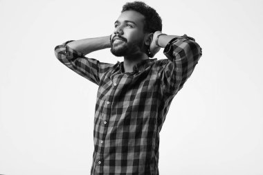 Moda acımasız genç Afro-Amerikan erkek hipster Studio