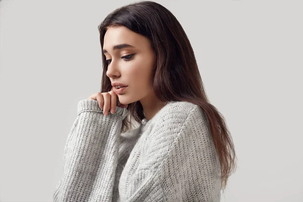 Bella donna bruna in maglione in posa in studio — Foto Stock