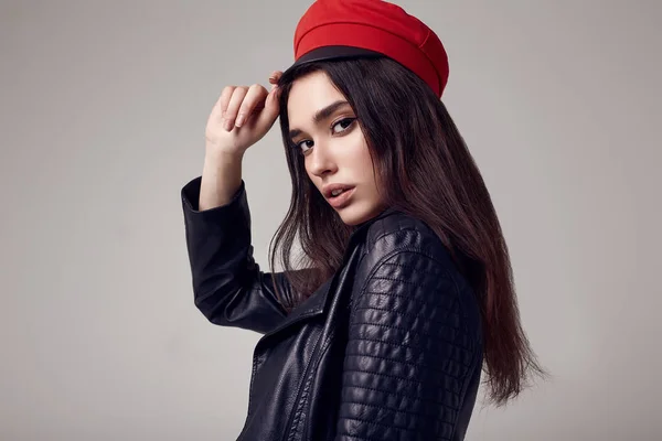 Mode brunett kvinna som bär en läder jacka och röd hatt — Stockfoto