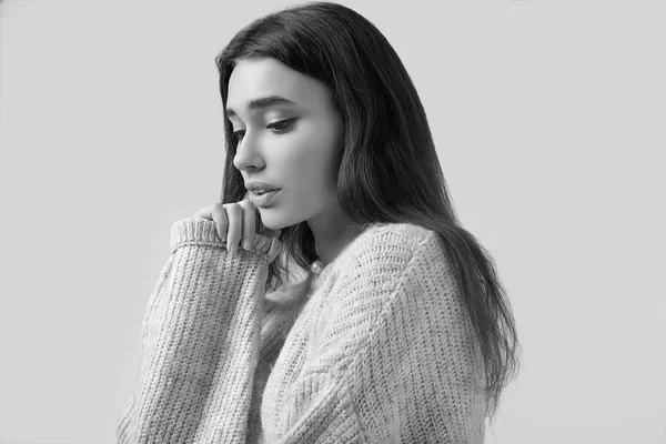 Beautiful brunette woman in sweater posing in studio — Stock Photo, Image