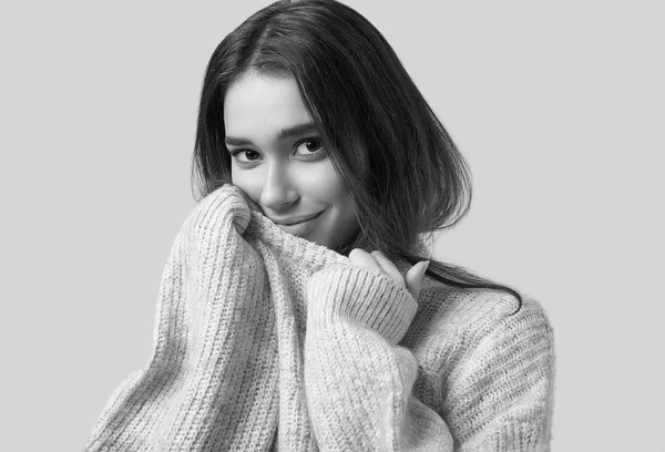 Όμορφη μελαχρινή γυναίκα σε πουλόβερ ποζάρει στο studio — Φωτογραφία Αρχείου