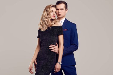 resmi kıyafetler giymiş şehvetli güzel genç Çift