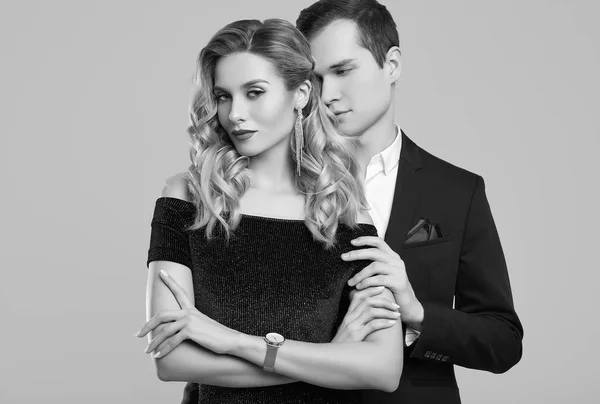 Sensual belo jovem casal vestido com roupas formais — Fotografia de Stock