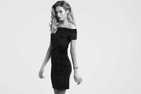 Nádherná elegantní smyslná blondýnka na módních černých dres — Stock fotografie