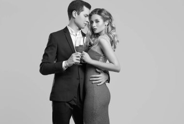 resmi kıyafetler giymiş şehvetli güzel genç Çift