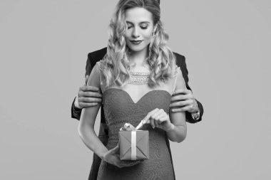 resmi kıyafetler giymiş şehvetli güzel genç Çift