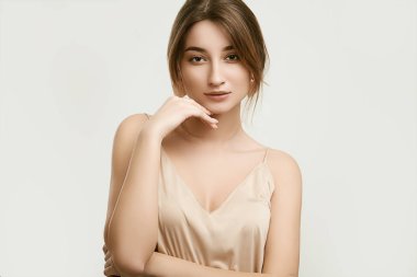 Beyaz izole glamor kadın modeli şehvetli portre