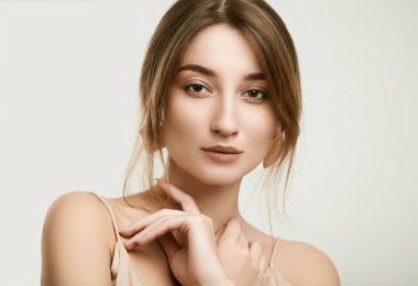 Beyaz izole glamor kadın modeli şehvetli portre