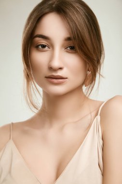 Beyaz izole glamor kadın modeli şehvetli portre