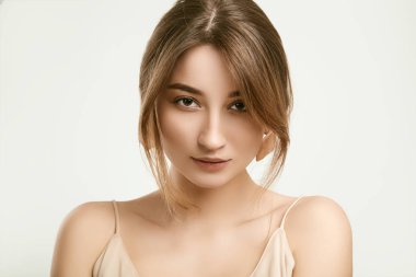 Beyaz izole glamor kadın modeli şehvetli portre