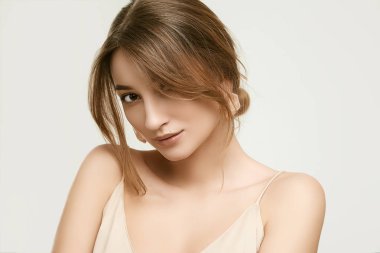 Beyaz izole glamor kadın modeli şehvetli portre