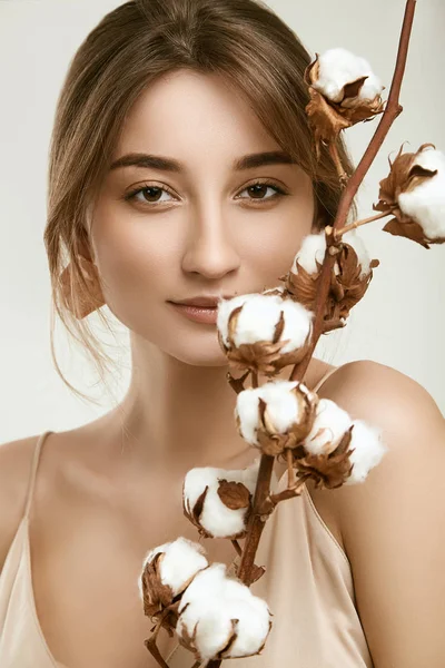 Sensual retrato de modelo de mujer glamour entre ramitas de algodón — Foto de Stock