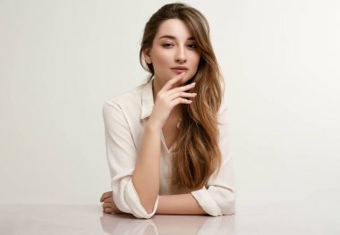 Beyaz giysiler içinde Muhteşem kadın esmer modeli