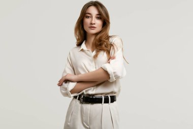 Beyaz giysiler içinde Muhteşem kadın esmer modeli