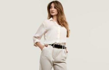 Beyaz giysiler içinde Muhteşem kadın esmer modeli