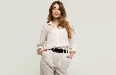 Beyaz giysiler içinde Muhteşem kadın esmer modeli