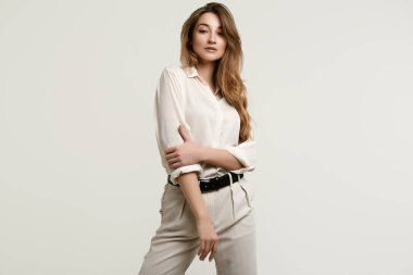 Beyaz giysiler içinde Muhteşem kadın esmer modeli