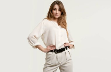 Beyaz giysiler içinde Muhteşem kadın esmer modeli