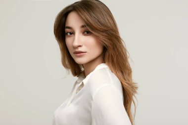 Beyaz giysiler içinde Muhteşem kadın esmer modeli