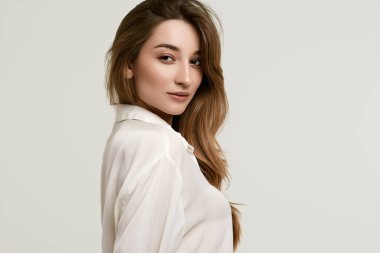 Beyaz giysiler içinde Muhteşem kadın esmer modeli