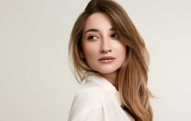 Beyaz giysiler içinde Muhteşem kadın esmer modeli