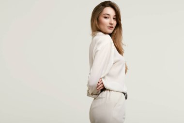 Beyaz giysiler içinde Muhteşem kadın esmer modeli