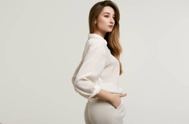 Beyaz giysiler içinde Muhteşem kadın esmer modeli