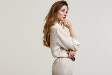 Beyaz giysiler içinde Muhteşem kadın esmer modeli