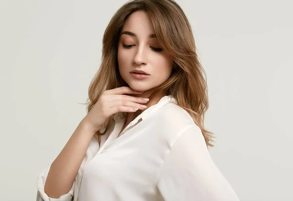 Splendido modello bruna femminile in vestiti bianchi — Foto Stock